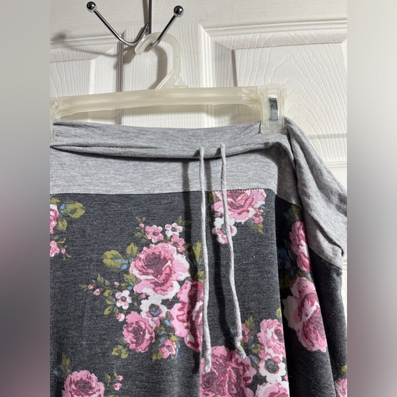 Celeste plus size 3x wide leg flare Y2k grey and pink roses yoga pants - Picture 5 of 9